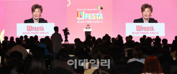 [포토]이데일리 W페스타 축사하는 배우 윤석화