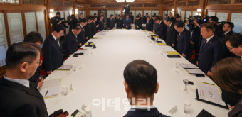[포토]이태원 참사 희생자들에 대한 묵념