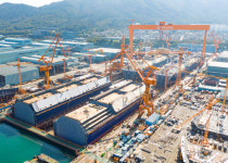 LNG선으로 가득 찬 도크…여의도 1.6배 면적이 좁았다[르포]