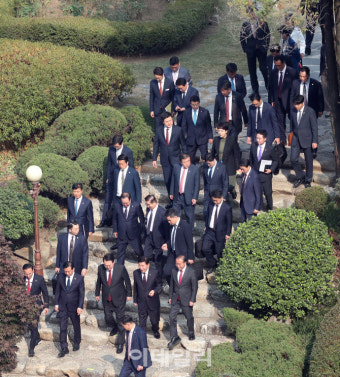 [포토]'오찬 마치고 이동하는 윤석열 대통령'