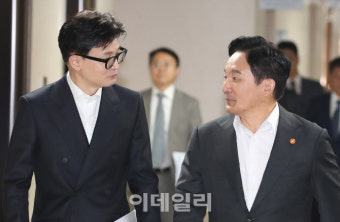 [포토]이야기 나누며 브리핑실 향하는 한동훈 법무부 장관-원희룡 국토교통부 장관