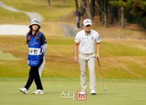 [포토] 이규민 캐디와 살피는 그린 경사