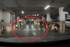 아파트 주차장에 그린 횡단보도 사고, 운전자 책임?