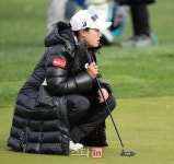 [포토]지한솔 옆에서 확인하는 퍼트라인