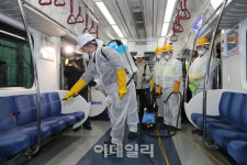 [포토]열차 내 직접 소독하는 원희룡 국토부 장관
