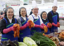 [포토] 사랑의 김장 담그는 신영호 농협유통 대표이사