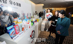 [포토]화학물질저감 우수제품 둘러보는 한화진 장관