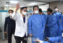 [포토]요양병원 살펴보는 이재명 대표