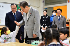 [포토]이재명 대표, 하이파이브