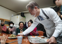 [포토]이재명 대표, 어르신들 점심 식사 준비