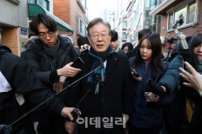 [포토]취재진 질문에 답하는 이재명 대표