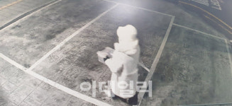 경찰관분들은 영웅이자 산타…사당지구대 앞 선물 두고 간 시민