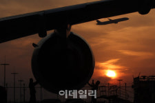 [포토]해가 져도 항공 정비는 계속된다
