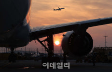 [포토]항공기 정비하는 관계자들