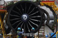 [포토]대한항공 정비격납고 엔진 점검
