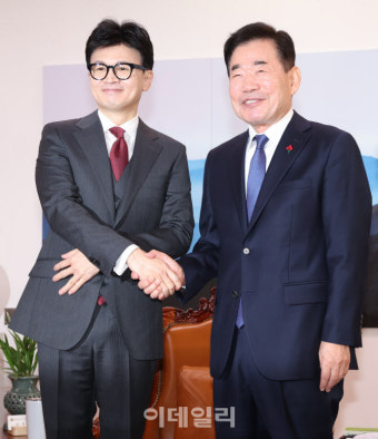 [포토]악수하는 김진표-한동훈