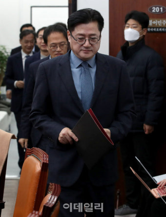 [포토]새해 첫 원내대책회의 참석하는 홍익표 원내대표