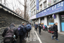[포토]무료 급식소 앞 기다리는 어르신들