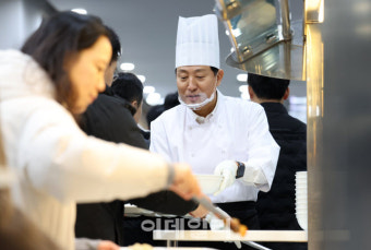 [포토] 시청직원들에게 떡국 배식하는 오세훈 시장