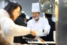 [포토] 시청직원들에게 떡국 배식하는 오세훈 시장