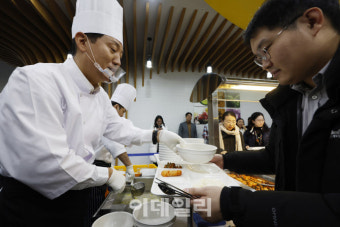 [포토] 오세훈 시장, 시청 직원 떡국 배식