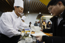 [포토] 오세훈 시장, 시청 직원 떡국 배식