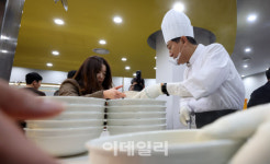 [포토] 오세훈, 시청 직원 떡국 배식