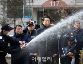 [포토] 화재진압 시범 살펴보는 오세훈 시장