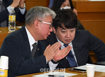 [포토]이야기 나누는 조응천 미래대연합 공동추진위원장-이준석 개혁신당 정강정책위원장