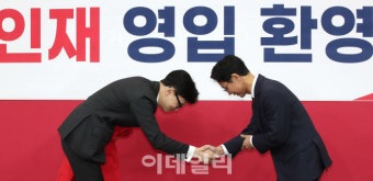 [포토]인사 나누는 한동훈 비대위원장-전상범 전 의정부지방법원 부장판사