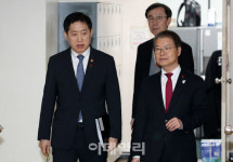 [포토]민생토론회 금융 부문 결과 브리핑하기 위해 입장하는 김주현-이정식