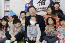 [포토]이재명 대표, 어린이들과 미소 활짝
