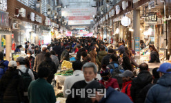 [포토]설 앞두고 인파로 붐비는 경동시장