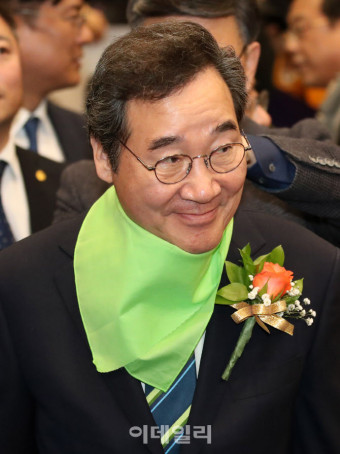[포토]초록색 스카프 착용하는 이낙연 새로운미래 공동대표