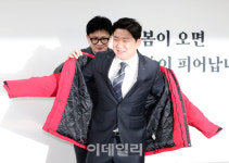 [포토]국민의힘 당 점퍼 입는 '사격 황제' 진종오