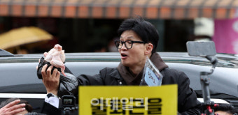 [포토]시민들과 인사하는 한동훈 비대위원장