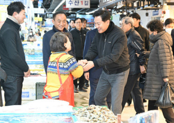 오세훈 서울시장, 송파구 가락시장 찾아 설 명절 민생물가 점검
