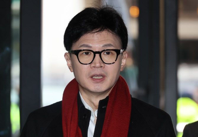 한동훈 윤석열, 비상계엄 해제 요구 존중 vs 한동훈 대표, 국방장관 교체 요구