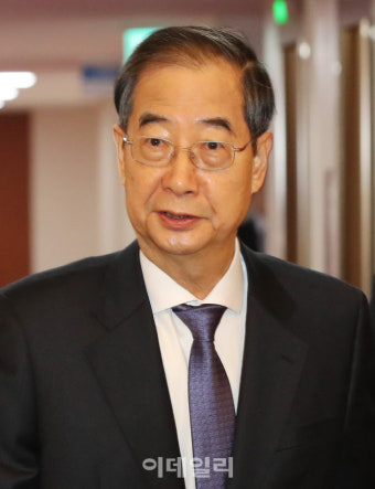 [포토]국무회의 입장하는 한덕수 총리