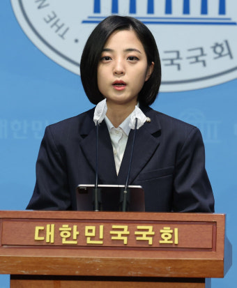 이준석 직격에 류호정 “페미니즘 포기 안 해...잘해보자”