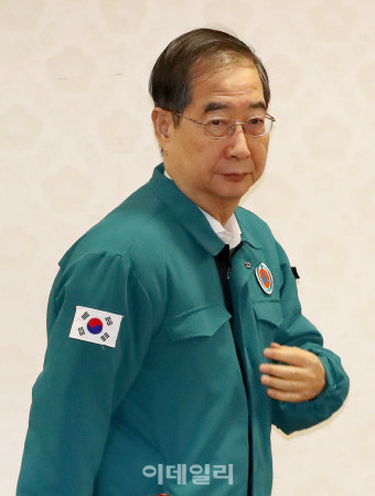 [포토]의사 집단행동 관계 장관회의 입장하는 한덕수 총리