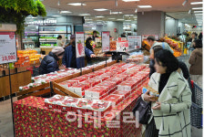 “새벽 수확 딸기, 오후에 냠냠”…롯데마트·슈퍼, ‘새벽딸기’ 판매