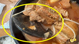 뚝배기에서 배수구 마개 나와...식당 “물 뚜껑이야!”