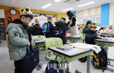 [포토]책상에 앉는 아이들