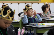 [포토]책상에 앉는 학생들