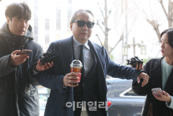 [포토]기자 밀쳐낸 주수호 의협 비대위 언론홍보위원장