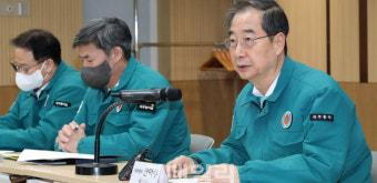 [포토]2차 종합병원 의료진 만난 한덕수 국무총리