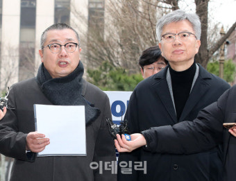 [포토]서울경찰청 공공범죄수사대 출석한 박명하 의협 비대위 조직강화위원장-김택우 의협 비대위원장