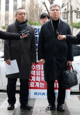 [포토]공공범죄수사대 출석하는 의협 김택우 위원장-박명하 조직위원장
