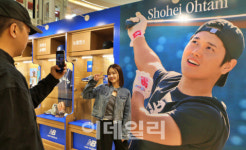 고척돔 인근 편의점 ‘난리’…MLB 서울시리즈에 유통가 ‘들썩’